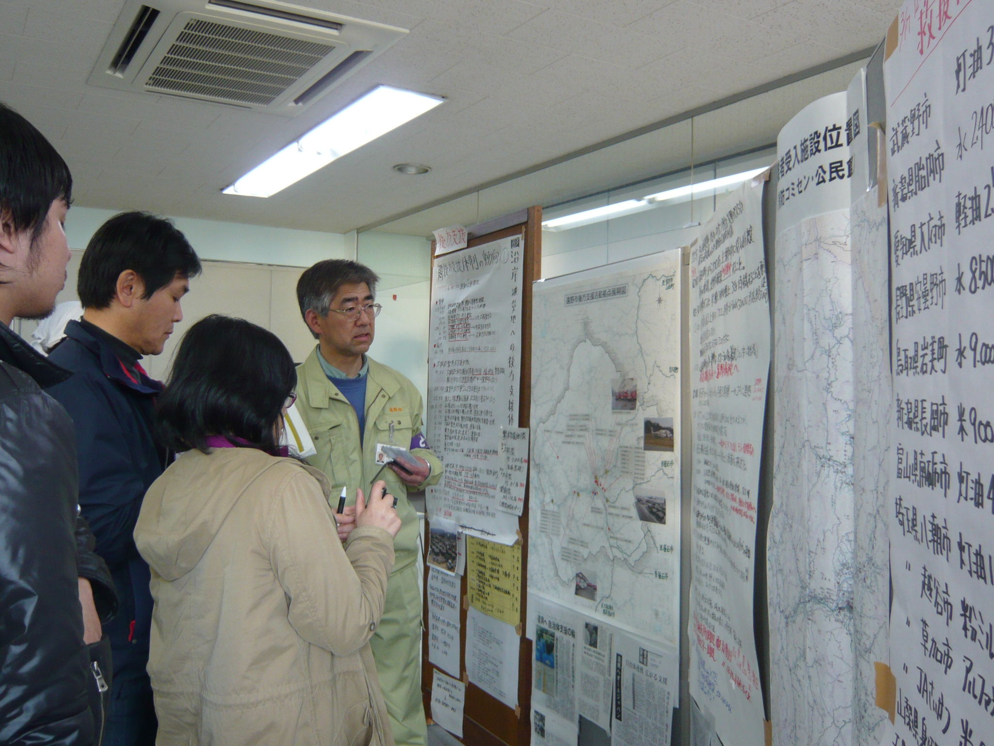 遠野市災害対策本部で三陸沿岸部の後方支援拠点としての役割について説明をきく。